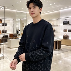 LOUIS VUITTON 路易威登 lv2026秋冬新款圆领卫衣 甄选高密空气层面料,挺括有型 通体暗纹浮雕老花满印设 LOUIS VUITTON 路易威登 lv2026秋冬新款圆领卫衣 甄选高密空气层面料,挺括有型 通体暗纹浮雕老花满印设