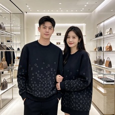 LOUIS VUITTON 路易威登 lv2026秋冬新款圆领卫衣 甄选高密空气层面料,挺括有型 通体暗纹浮雕老花满印设 LOUIS VUITTON 路易威登 lv2026秋冬新款圆领卫衣 甄选高密空气层面料,挺括有型 通体暗纹浮雕老花满印设