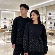 LOUIS VUITTON 路易威登 lv2026秋冬新款圆领卫衣 甄选高密空气层面料,挺括有型 通体暗纹浮雕老花满印设 LOUIS VUITTON 路易威登 lv2026秋冬新款圆领卫衣 甄选高密空气层面料,挺括有型 通体暗纹浮雕老花满印设