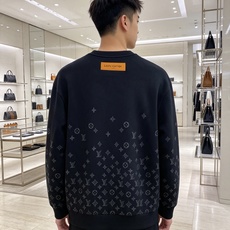 LOUIS VUITTON 路易威登 lv2026秋冬新款圆领卫衣 甄选高密空气层面料,挺括有型 通体暗纹浮雕老花满印设 LOUIS VUITTON 路易威登 lv2026秋冬新款圆领卫衣 甄选高密空气层面料,挺括有型 通体暗纹浮雕老花满印设