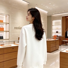 HERMÈS 爱马仕|2026秋冬新款圆领卫衣 甄选高密空气层面料,柔软亲肤,不易起皱变形 重工锁链马具线条,色彩层次丰 HERMÈS 爱马仕|2026秋冬新款圆领卫衣 甄选高密空气层面料,柔软亲肤,不易起皱变形 重工锁链马具线条,色彩层次丰