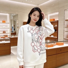 HERMÈS 爱马仕|2026秋冬新款圆领卫衣 甄选高密空气层面料,柔软亲肤,不易起皱变形 重工锁链马具线条,色彩层次丰 HERMÈS 爱马仕|2026秋冬新款圆领卫衣 甄选高密空气层面料,柔软亲肤,不易起皱变形 重工锁链马具线条,色彩层次丰