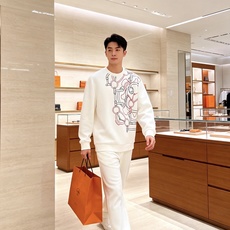 HERMÈS 爱马仕|2026秋冬新款圆领卫衣 甄选高密空气层面料,柔软亲肤,不易起皱变形 重工锁链马具线条,色彩层次丰 HERMÈS 爱马仕|2026秋冬新款圆领卫衣 甄选高密空气层面料,柔软亲肤,不易起皱变形 重工锁链马具线条,色彩层次丰