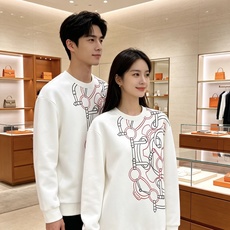HERMÈS 爱马仕|2026秋冬新款圆领卫衣 甄选高密空气层面料,柔软亲肤,不易起皱变形 重工锁链马具线条,色彩层次丰 HERMÈS 爱马仕|2026秋冬新款圆领卫衣 甄选高密空气层面料,柔软亲肤,不易起皱变形 重工锁链马具线条,色彩层次丰