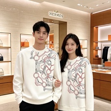 HERMÈS 爱马仕|2026秋冬新款圆领卫衣 甄选高密空气层面料,柔软亲肤,不易起皱变形 重工锁链马具线条,色彩层次丰 HERMÈS 爱马仕|2026秋冬新款圆领卫衣 甄选高密空气层面料,柔软亲肤,不易起皱变形 重工锁链马具线条,色彩层次丰