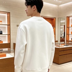 HERMÈS 爱马仕|2026秋冬新款圆领卫衣 甄选高密空气层面料,柔软亲肤,不易起皱变形 重工锁链马具线条,色彩层次丰 HERMÈS 爱马仕|2026秋冬新款圆领卫衣 甄选高密空气层面料,柔软亲肤,不易起皱变形 重工锁链马具线条,色彩层次丰