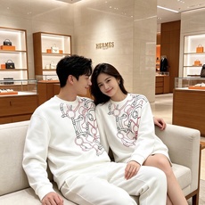 HERMÈS 爱马仕|2026秋冬新款圆领卫衣 甄选高密空气层面料,柔软亲肤,不易起皱变形 重工锁链马具线条,色彩层次丰 HERMÈS 爱马仕|2026秋冬新款圆领卫衣 甄选高密空气层面料,柔软亲肤,不易起皱变形 重工锁链马具线条,色彩层次丰