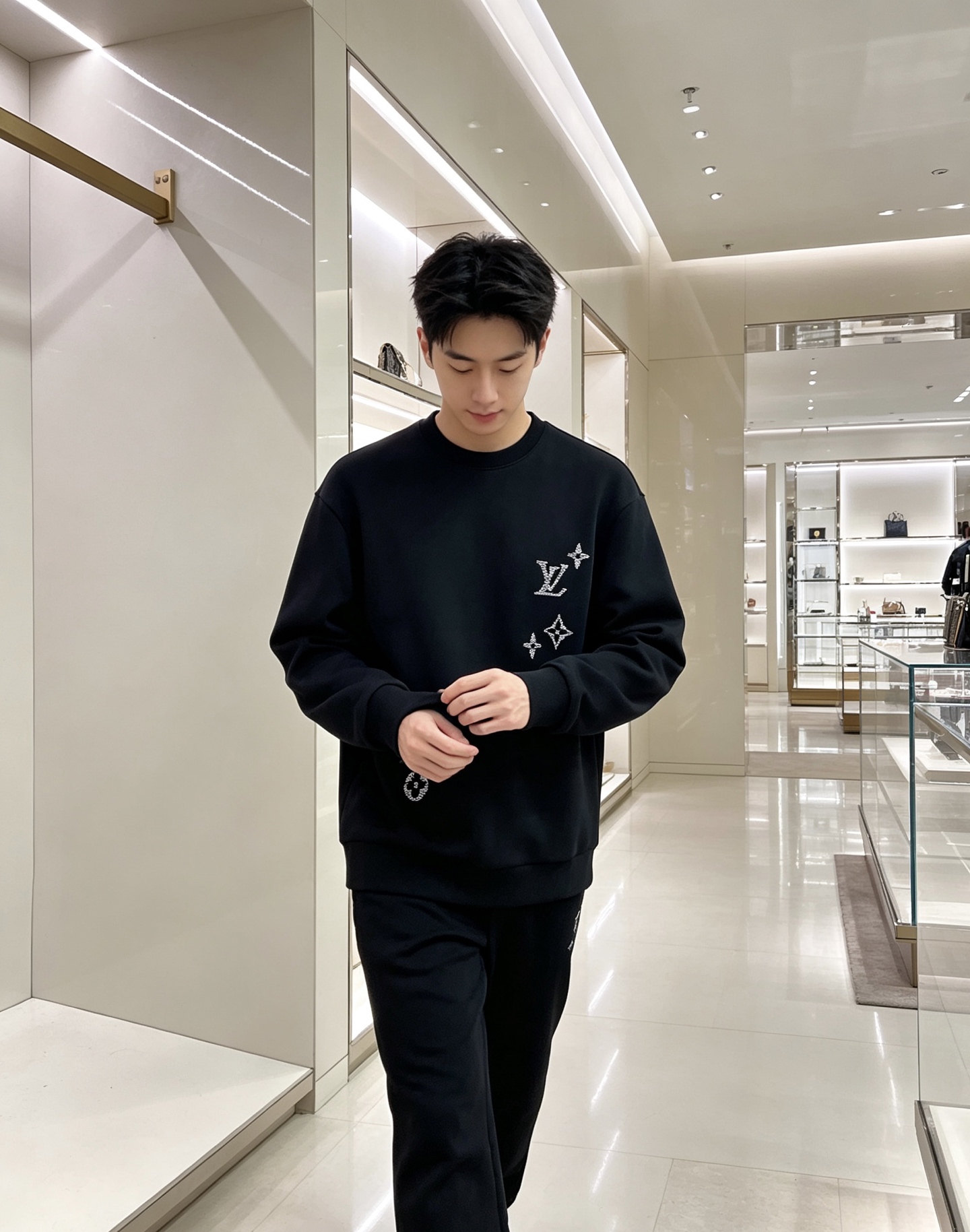 LOUIS VUITTON 路易威登 lv2026秋冬新款圆领卫衣 甄选高密空气层面料，挺括有型 错落渐变LV四叶草刺绣