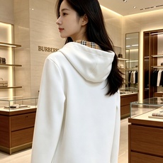 BURBERRY 巴宝莉 2026秋冬新款连帽卫衣 甄选高密空气层面料,挺括有型 金色战马刺绣标识,帽内经典格纹内衬 宽 BURBERRY 巴宝莉 2026秋冬新款连帽卫衣 甄选高密空气层面料,挺括有型 金色战马刺绣标识,帽内经典格纹内衬 宽