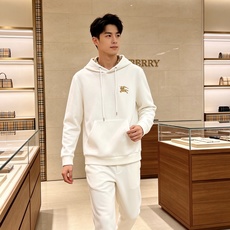 BURBERRY 巴宝莉 2026秋冬新款连帽卫衣 甄选高密空气层面料,挺括有型 金色战马刺绣标识,帽内经典格纹内衬 宽 BURBERRY 巴宝莉 2026秋冬新款连帽卫衣 甄选高密空气层面料,挺括有型 金色战马刺绣标识,帽内经典格纹内衬 宽