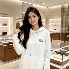 BURBERRY 巴宝莉 2026秋冬新款连帽卫衣 甄选高密空气层面料,挺括有型 金色战马刺绣标识,帽内经典格纹内衬 宽 BURBERRY 巴宝莉 2026秋冬新款连帽卫衣 甄选高密空气层面料,挺括有型 金色战马刺绣标识,帽内经典格纹内衬 宽