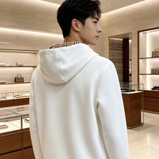 BURBERRY 巴宝莉 2026秋冬新款连帽卫衣 甄选高密空气层面料,挺括有型 金色战马刺绣标识,帽内经典格纹内衬 宽 BURBERRY 巴宝莉 2026秋冬新款连帽卫衣 甄选高密空气层面料,挺括有型 金色战马刺绣标识,帽内经典格纹内衬 宽