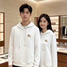 BURBERRY 巴宝莉 2026秋冬新款连帽卫衣 甄选高密空气层面料,挺括有型 金色战马刺绣标识,帽内经典格纹内衬 宽 BURBERRY 巴宝莉 2026秋冬新款连帽卫衣 甄选高密空气层面料,挺括有型 金色战马刺绣标识,帽内经典格纹内衬 宽