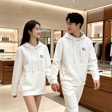 BURBERRY 巴宝莉 2026秋冬新款连帽卫衣 甄选高密空气层面料,挺括有型 金色战马刺绣标识,帽内经典格纹内衬 宽 BURBERRY 巴宝莉 2026秋冬新款连帽卫衣 甄选高密空气层面料,挺括有型 金色战马刺绣标识,帽内经典格纹内衬 宽