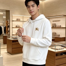 BURBERRY 巴宝莉 2026秋冬新款连帽卫衣 甄选高密空气层面料,挺括有型 金色战马刺绣标识,帽内经典格纹内衬 宽 BURBERRY 巴宝莉 2026秋冬新款连帽卫衣 甄选高密空气层面料,挺括有型 金色战马刺绣标识,帽内经典格纹内衬 宽