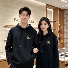 BURBERRY 巴宝莉 2026秋冬新款连帽卫衣 甄选高密空气层面料,挺括有型 金色战马刺绣标识,帽内经典格纹内衬 宽 BURBERRY 巴宝莉 2026秋冬新款连帽卫衣 甄选高密空气层面料,挺括有型 金色战马刺绣标识,帽内经典格纹内衬 宽