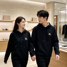 BURBERRY 巴宝莉 2026秋冬新款连帽卫衣 甄选高密空气层面料,挺括有型 金色战马刺绣标识,帽内经典格纹内衬 宽 BURBERRY 巴宝莉 2026秋冬新款连帽卫衣 甄选高密空气层面料,挺括有型 金色战马刺绣标识,帽内经典格纹内衬 宽