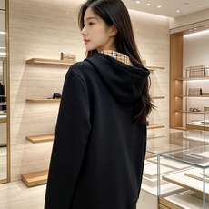 BURBERRY 巴宝莉 2026秋冬新款连帽卫衣 甄选高密空气层面料,挺括有型 金色战马刺绣标识,帽内经典格纹内衬 宽 BURBERRY 巴宝莉 2026秋冬新款连帽卫衣 甄选高密空气层面料,挺括有型 金色战马刺绣标识,帽内经典格纹内衬 宽