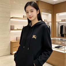 BURBERRY 巴宝莉 2026秋冬新款连帽卫衣 甄选高密空气层面料,挺括有型 金色战马刺绣标识,帽内经典格纹内衬 宽 BURBERRY 巴宝莉 2026秋冬新款连帽卫衣 甄选高密空气层面料,挺括有型 金色战马刺绣标识,帽内经典格纹内衬 宽