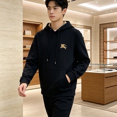 BURBERRY 巴宝莉 2026秋冬新款连帽卫衣 甄选高密空气层面料,挺括有型 金色战马刺绣标识,帽内经典格纹内衬 宽 BURBERRY 巴宝莉 2026秋冬新款连帽卫衣 甄选高密空气层面料,挺括有型 金色战马刺绣标识,帽内经典格纹内衬 宽