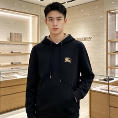 BURBERRY 巴宝莉 2026秋冬新款连帽卫衣 甄选高密空气层面料,挺括有型 金色战马刺绣标识,帽内经典格纹内衬 宽 BURBERRY 巴宝莉 2026秋冬新款连帽卫衣 甄选高密空气层面料,挺括有型 金色战马刺绣标识,帽内经典格纹内衬 宽