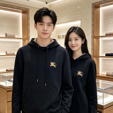 BURBERRY 巴宝莉 2026秋冬新款连帽卫衣 甄选高密空气层面料,挺括有型 金色战马刺绣标识,帽内经典格纹内衬 宽 BURBERRY 巴宝莉 2026秋冬新款连帽卫衣 甄选高密空气层面料,挺括有型 金色战马刺绣标识,帽内经典格纹内衬 宽