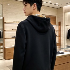 BURBERRY 巴宝莉 2026秋冬新款连帽卫衣 甄选高密空气层面料,挺括有型 金色战马刺绣标识,帽内经典格纹内衬 宽 BURBERRY 巴宝莉 2026秋冬新款连帽卫衣 甄选高密空气层面料,挺括有型 金色战马刺绣标识,帽内经典格纹内衬 宽