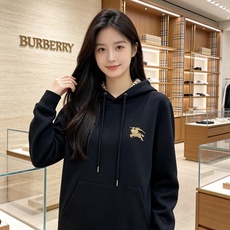 BURBERRY 巴宝莉 2026秋冬新款连帽卫衣 甄选高密空气层面料,挺括有型 金色战马刺绣标识,帽内经典格纹内衬 宽 BURBERRY 巴宝莉 2026秋冬新款连帽卫衣 甄选高密空气层面料,挺括有型 金色战马刺绣标识,帽内经典格纹内衬 宽