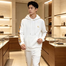Burberry 巴宝莉 2026秋冬新款侧边格纹连帽卫衣,原版五金辅料完整复刻,高品质空气层面料,软糯挺括不易变形,剪 Burberry 巴宝莉 2026秋冬新款侧边格纹连帽卫衣,原版五金辅料完整复刻,高品质空气层面料,软糯挺括不易变形,剪