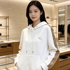 Burberry 巴宝莉 2026秋冬新款侧边格纹连帽卫衣,原版五金辅料完整复刻,高品质空气层面料,软糯挺括不易变形,剪 Burberry 巴宝莉 2026秋冬新款侧边格纹连帽卫衣,原版五金辅料完整复刻,高品质空气层面料,软糯挺括不易变形,剪