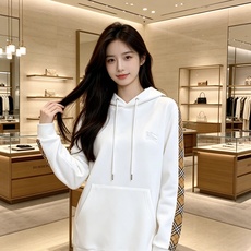 Burberry 巴宝莉 2026秋冬新款侧边格纹连帽卫衣,原版五金辅料完整复刻,高品质空气层面料,软糯挺括不易变形,剪 Burberry 巴宝莉 2026秋冬新款侧边格纹连帽卫衣,原版五金辅料完整复刻,高品质空气层面料,软糯挺括不易变形,剪