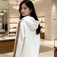 Burberry 巴宝莉 2026秋冬新款侧边格纹连帽卫衣,原版五金辅料完整复刻,高品质空气层面料,软糯挺括不易变形,剪 Burberry 巴宝莉 2026秋冬新款侧边格纹连帽卫衣,原版五金辅料完整复刻,高品质空气层面料,软糯挺括不易变形,剪