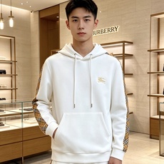 Burberry 巴宝莉 2026秋冬新款侧边格纹连帽卫衣,原版五金辅料完整复刻,高品质空气层面料,软糯挺括不易变形,剪 Burberry 巴宝莉 2026秋冬新款侧边格纹连帽卫衣,原版五金辅料完整复刻,高品质空气层面料,软糯挺括不易变形,剪