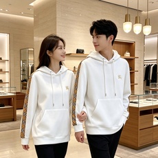 Burberry 巴宝莉 2026秋冬新款侧边格纹连帽卫衣,原版五金辅料完整复刻,高品质空气层面料,软糯挺括不易变形,剪 Burberry 巴宝莉 2026秋冬新款侧边格纹连帽卫衣,原版五金辅料完整复刻,高品质空气层面料,软糯挺括不易变形,剪