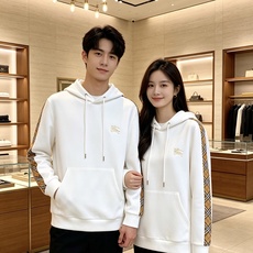 Burberry 巴宝莉 2026秋冬新款侧边格纹连帽卫衣,原版五金辅料完整复刻,高品质空气层面料,软糯挺括不易变形,剪 Burberry 巴宝莉 2026秋冬新款侧边格纹连帽卫衣,原版五金辅料完整复刻,高品质空气层面料,软糯挺括不易变形,剪