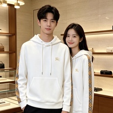 Burberry 巴宝莉 2026秋冬新款侧边格纹连帽卫衣,原版五金辅料完整复刻,高品质空气层面料,软糯挺括不易变形,剪 Burberry 巴宝莉 2026秋冬新款侧边格纹连帽卫衣,原版五金辅料完整复刻,高品质空气层面料,软糯挺括不易变形,剪