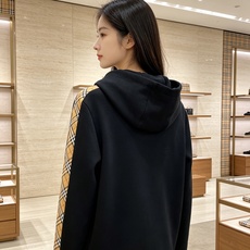 Burberry 巴宝莉 2026秋冬新款侧边格纹连帽卫衣,原版五金辅料完整复刻,高品质空气层面料,软糯挺括不易变形,剪 Burberry 巴宝莉 2026秋冬新款侧边格纹连帽卫衣,原版五金辅料完整复刻,高品质空气层面料,软糯挺括不易变形,剪