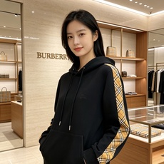 Burberry 巴宝莉 2026秋冬新款侧边格纹连帽卫衣,原版五金辅料完整复刻,高品质空气层面料,软糯挺括不易变形,剪 Burberry 巴宝莉 2026秋冬新款侧边格纹连帽卫衣,原版五金辅料完整复刻,高品质空气层面料,软糯挺括不易变形,剪
