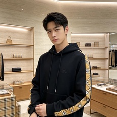 Burberry 巴宝莉 2026秋冬新款侧边格纹连帽卫衣,原版五金辅料完整复刻,高品质空气层面料,软糯挺括不易变形,剪 Burberry 巴宝莉 2026秋冬新款侧边格纹连帽卫衣,原版五金辅料完整复刻,高品质空气层面料,软糯挺括不易变形,剪
