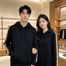Burberry 巴宝莉 2026秋冬新款侧边格纹连帽卫衣,原版五金辅料完整复刻,高品质空气层面料,软糯挺括不易变形,剪 Burberry 巴宝莉 2026秋冬新款侧边格纹连帽卫衣,原版五金辅料完整复刻,高品质空气层面料,软糯挺括不易变形,剪