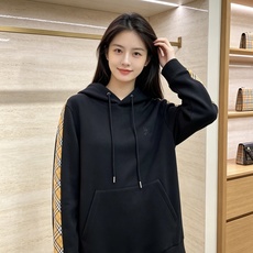 Burberry 巴宝莉 2026秋冬新款侧边格纹连帽卫衣,原版五金辅料完整复刻,高品质空气层面料,软糯挺括不易变形,剪 Burberry 巴宝莉 2026秋冬新款侧边格纹连帽卫衣,原版五金辅料完整复刻,高品质空气层面料,软糯挺括不易变形,剪