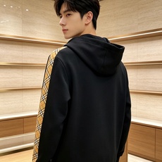 Burberry 巴宝莉 2026秋冬新款侧边格纹连帽卫衣,原版五金辅料完整复刻,高品质空气层面料,软糯挺括不易变形,剪 Burberry 巴宝莉 2026秋冬新款侧边格纹连帽卫衣,原版五金辅料完整复刻,高品质空气层面料,软糯挺括不易变形,剪