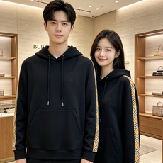 Burberry 巴宝莉 2026秋冬新款侧边格纹连帽卫衣,原版五金辅料完整复刻,高品质空气层面料,软糯挺括不易变形,剪 Burberry 巴宝莉 2026秋冬新款侧边格纹连帽卫衣,原版五金辅料完整复刻,高品质空气层面料,软糯挺括不易变形,剪