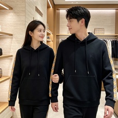 Burberry 巴宝莉 2026秋冬新款侧边格纹连帽卫衣,原版五金辅料完整复刻,高品质空气层面料,软糯挺括不易变形,剪 Burberry 巴宝莉 2026秋冬新款侧边格纹连帽卫衣,原版五金辅料完整复刻,高品质空气层面料,软糯挺括不易变形,剪