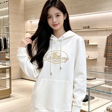 BURBERRY 巴宝莉 2026秋冬新款连帽卫衣 甄选高密空气层面料,柔软亲肤,不易起皱变形 胸前椭圆复古字母战马印花 BURBERRY 巴宝莉 2026秋冬新款连帽卫衣 甄选高密空气层面料,柔软亲肤,不易起皱变形 胸前椭圆复古字母战马印花