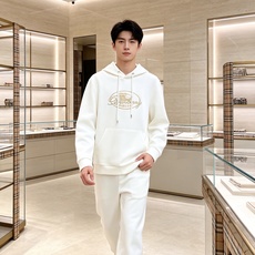BURBERRY 巴宝莉 2026秋冬新款连帽卫衣 甄选高密空气层面料,柔软亲肤,不易起皱变形 胸前椭圆复古字母战马印花 BURBERRY 巴宝莉 2026秋冬新款连帽卫衣 甄选高密空气层面料,柔软亲肤,不易起皱变形 胸前椭圆复古字母战马印花