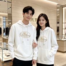 BURBERRY 巴宝莉 2026秋冬新款连帽卫衣 甄选高密空气层面料,柔软亲肤,不易起皱变形 胸前椭圆复古字母战马印花 BURBERRY 巴宝莉 2026秋冬新款连帽卫衣 甄选高密空气层面料,柔软亲肤,不易起皱变形 胸前椭圆复古字母战马印花