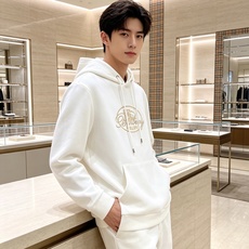 BURBERRY 巴宝莉 2026秋冬新款连帽卫衣 甄选高密空气层面料,柔软亲肤,不易起皱变形 胸前椭圆复古字母战马印花 BURBERRY 巴宝莉 2026秋冬新款连帽卫衣 甄选高密空气层面料,柔软亲肤,不易起皱变形 胸前椭圆复古字母战马印花
