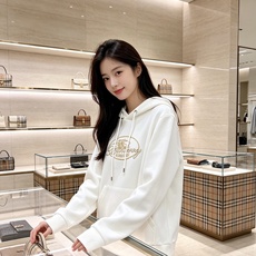 BURBERRY 巴宝莉 2026秋冬新款连帽卫衣 甄选高密空气层面料,柔软亲肤,不易起皱变形 胸前椭圆复古字母战马印花 BURBERRY 巴宝莉 2026秋冬新款连帽卫衣 甄选高密空气层面料,柔软亲肤,不易起皱变形 胸前椭圆复古字母战马印花