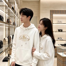 BURBERRY 巴宝莉 2026秋冬新款连帽卫衣 甄选高密空气层面料,柔软亲肤,不易起皱变形 胸前椭圆复古字母战马印花 BURBERRY 巴宝莉 2026秋冬新款连帽卫衣 甄选高密空气层面料,柔软亲肤,不易起皱变形 胸前椭圆复古字母战马印花